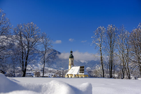 Deutschland, Isarwinkel, Lenggries, Blick auf die Pfarrkirche Sankt Jakob im Winter - LBF02402