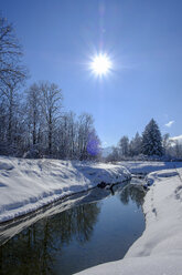 Deutschland, Bayern, Oberbayern, Isartal, Lenggries, Isar im Winter gegen die Sonne - LBF02404