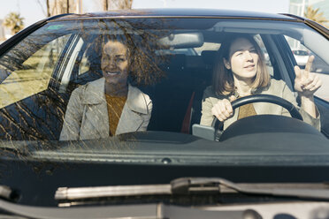Zwei Frauen fahren in einem Auto durch die Stadt - JRFF02791