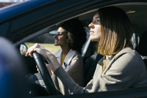 Zwei Frauen fahren in einem Auto - JRFF02793