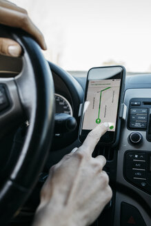 Nahaufnahme einer Autofahrerin, die eine telefonische Navigations-App benutzt - JRFF02797