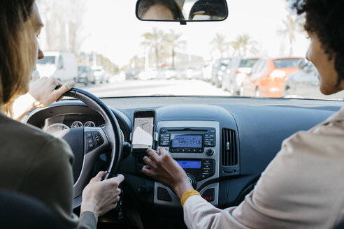 Zwei Frauen fahren in einem Auto durch die Stadt - JRFF02798