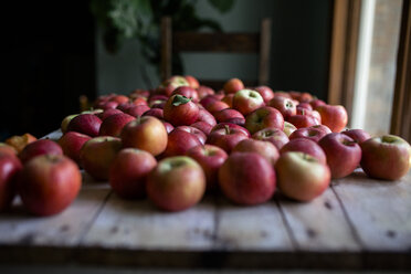 Nahaufnahme von frischen roten Äpfeln auf dem Tisch zu Hause - CAVF62099
