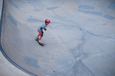 Hohe Winkel Ansicht des Jungen Skateboarding auf Sport-Rampe im Park - CAVF62116