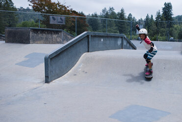 Seitenansicht von Mädchen Skateboarding auf Sport-Rampe gegen Bäume im Park - CAVF62120