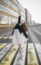 Ballerina tanzt in voller Länge auf einem Zebrastreifen in der Stadt - CAVF62212