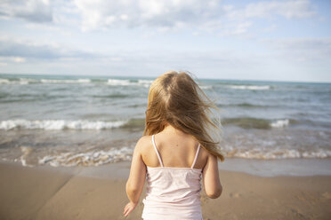 Rückansicht eines am Strand stehenden Mädchens gegen den Himmel - CAVF62221
