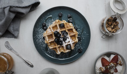 Draufsicht auf Blaubeeren auf Waffeln im Teller - CAVF62320