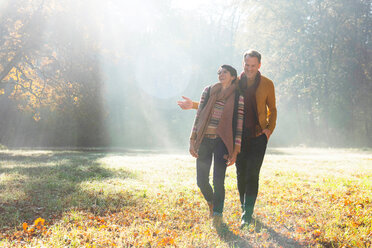 Ehepaar beim Spaziergang im herbstlichen Park, Strandbad, Mannheim, Deutschland - CUF49270