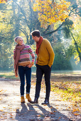 Ehepaar beim Spaziergang im herbstlichen Park, Strandbad, Mannheim, Deutschland - CUF49274