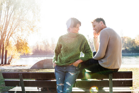 Besorgt blickendes Paar auf Parkbank, Strandbad, Mannheim, Deutschland, lizenzfreies Stockfoto