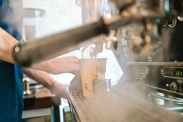 Barista macht eine Tasse Kaffee in einer Kaffeebar - CUF49295