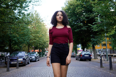 Junge Frau in der Mitte der Straße, Berlin, Deutschland - CUF49319