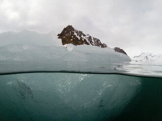 Über- und Unterwasseransicht eines Eisbergs, Burgerbukta, Spitzbergen, Svalbard, Norwegen - CUF49348