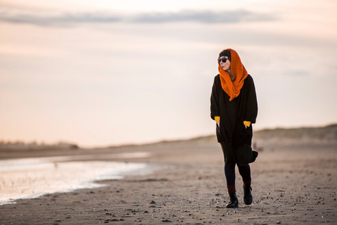 Frau geht allein am Strand spazieren - CUF49349