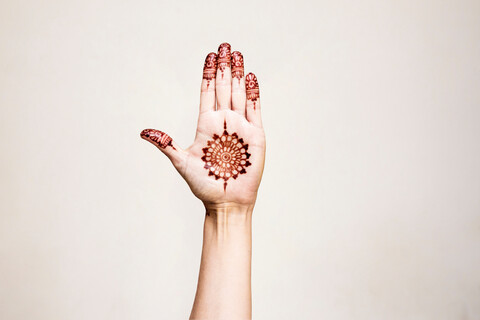 Hand mit Henna-Tätowierung macht Geste, lizenzfreies Stockfoto