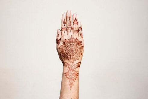 Hand mit Henna-Tätowierung macht Geste - CUF49356
