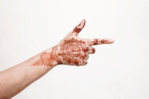 Hand mit Henna-Tätowierung macht Geste - CUF49357