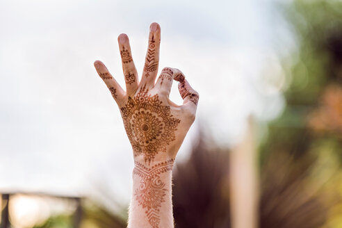 Hand mit Henna-Tätowierung macht Geste - CUF49361