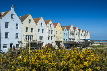 Vereinigtes Königreich, Kanalinseln, Alderney, renovierte Häuser in den ehemaligen Docks von Braye - RUNF01453