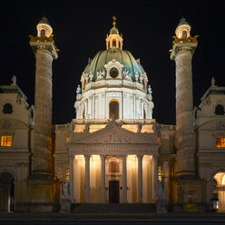 Österreich, Wien, Karlskirche bei Nacht - ZEDF01956