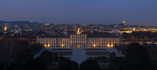 Österreich, Wien, Stadtbild mit Schloss Schönbrunn bei Nacht - ZEDF01958