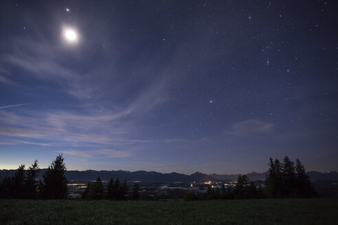 Deutschland, Bayern, Allgäu, Auerberg bei Nacht - DLF00040