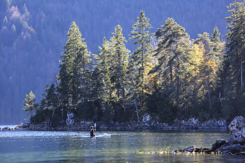 Deutschland, Bayern, Eibsee, Paddler - DLF00050