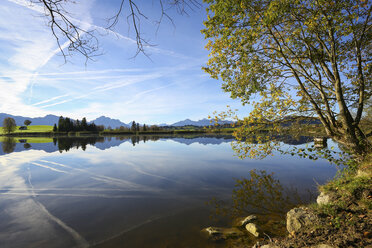 Deutschland, Bayern, Füssen, Alpenvorland, Stille über Bergsee - DLF00054