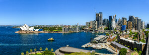 Australien, New South Wales, Sydney, Skyline von Sydney an einem sonnigen Tag - KIJF02332