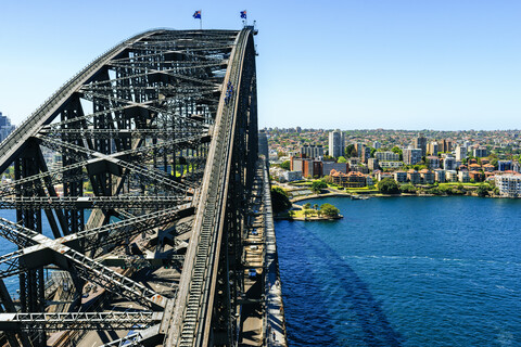 Australien, New South Wales, Sydney, Landschaft mit der Sydney Bridge im Vordergrund, lizenzfreies Stockfoto