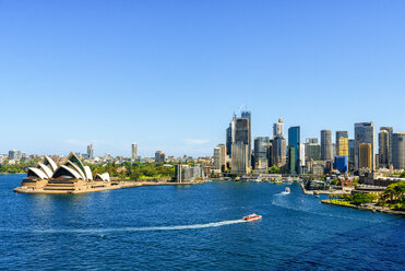 Australien, New South Wales, Sydney, Sydney Landschaft mit der Oper und dem Finanzviertel - KIJF02338