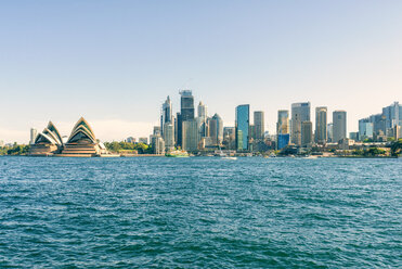 Australien, New South Wales, Sydney, Skyline von Sydney mit dem Hafen, dem Finanzviertel und dem Opernhaus - KIJF02340