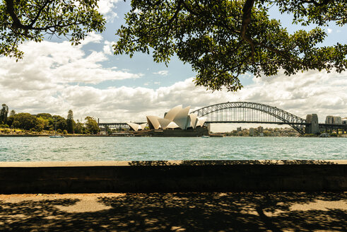 Australien, New South Wales, Sydney, Landschaft mit Sydney-Brücke und Opernhaus - KIJF02348