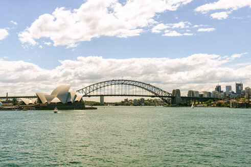 Australien, New South Wales, Sydney, Skyline von Sydney mit Opernhaus und Brücke - KIJF02350