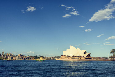 Australien, New South Wales, Sydney, Landschaft mit dem Sydney Opera House - KIJF02352