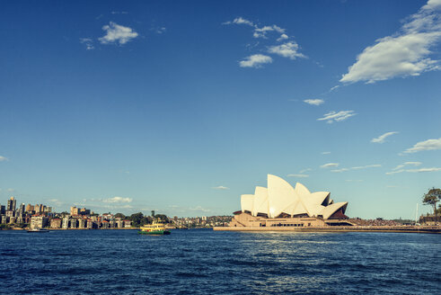 Australien, New South Wales, Sydney, Landschaft mit dem Sydney Opera House - KIJF02352