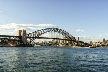 Australien, New South Wales, Sydney, Landschaft mit der Sydney Bridge - KIJF02353