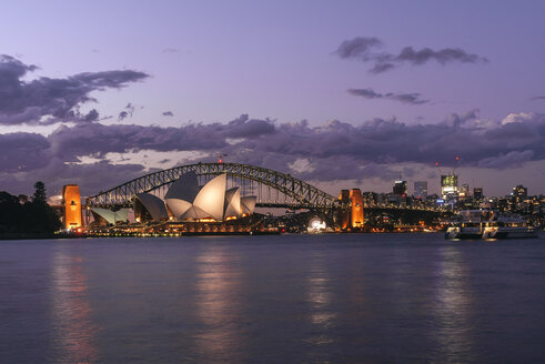 Australien, New South Wales, Sydney, Sydney Landschaft mit dem Opernhaus und die Brücke in der Abenddämmerung - KIJF02357