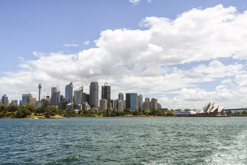 Australien, New South Wales, Sydney, Sydney Landschaft mit dem Opernhaus und dem Finanzviertel - KIJF02358