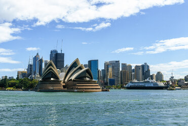 Australien, New South Wales, Sydney, Landschaft des Hafens von Sydney mit dem Opernhaus - KIJF02359