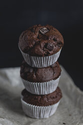 Schokoladenmuffins, gestapelt - STBF00224