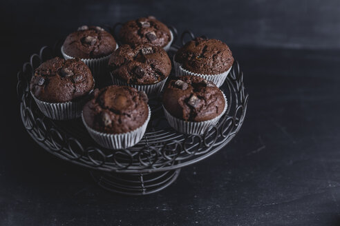 Schokoladenmuffins auf Kuchenständer - STBF00225