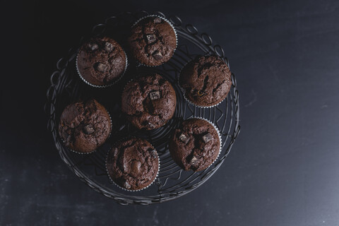 Schokoladenmuffins auf Kuchenständer, lizenzfreies Stockfoto