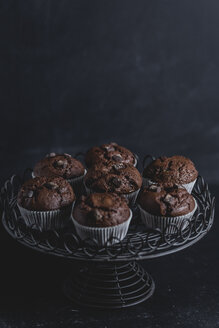 Schokoladenmuffins auf Kuchenständer - STBF00227