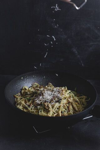 Bavette-Nudeln mit Champignons und Austernpilzen, Parmesan, lizenzfreies Stockfoto