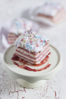 Biscuit with raspberry cream with marzipan and sugar glaze - STBF00236