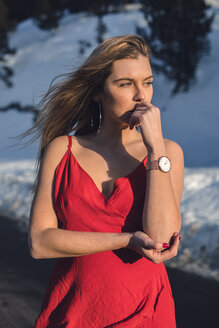 Porträt einer jungen Frau in einem roten Sommerkleid im Winter - ACPF00475