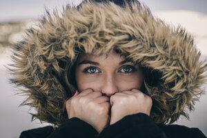 Porträt einer jungen Frau mit Kapuze im Winter - ACPF00477
