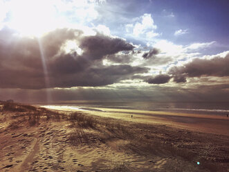 Belgien, Flandern, Nordseeküste, Nordsee, Dünen, Strand und Meer mit dramatischen Wolken und Sonnenstrahlen - GWF05910